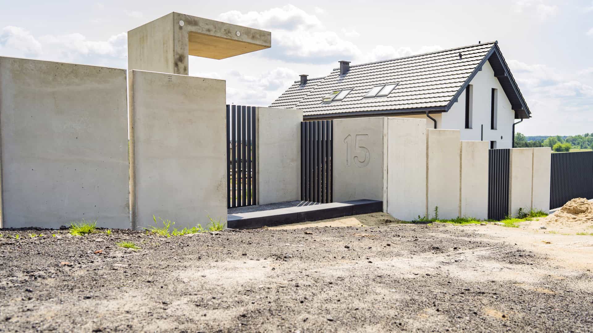 Beton architektoniczny i pionowe przęsła ogrodzeniowe EUROPŁOT