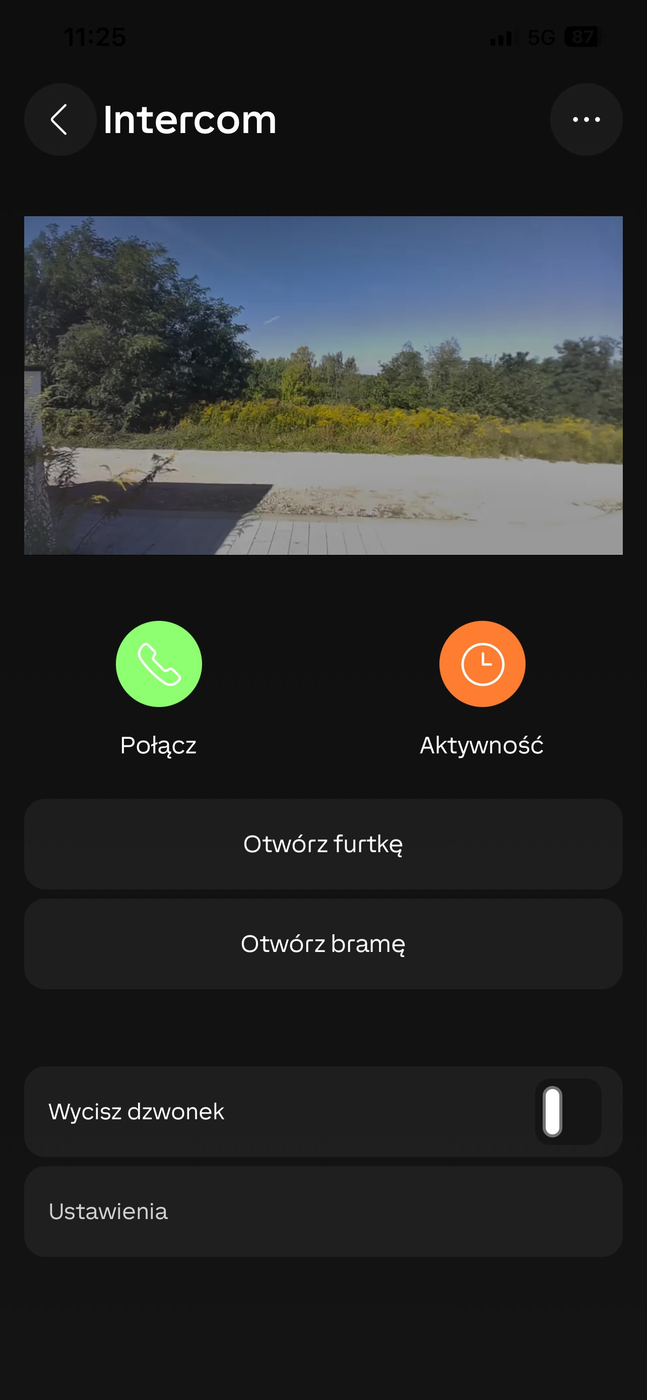 Ekran aplikacji Loxone Intercom z podglądem kamery i przyciskami otwierania furtki oraz bramy